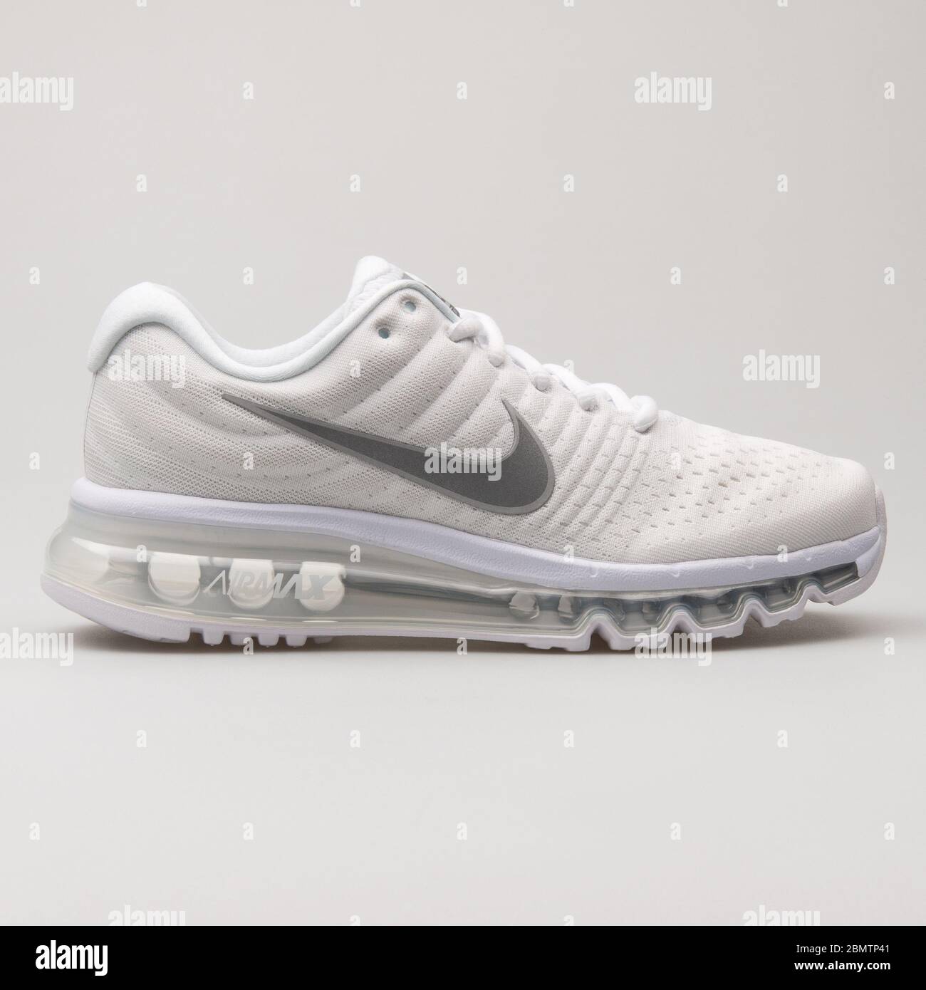 Opiáceo clímax piel VIENNA, AUSTRIA - FEBRUARY 19, 2018: Nike Air Max 2017 white and grey  sneaker on white background Stock Photo - Alamy