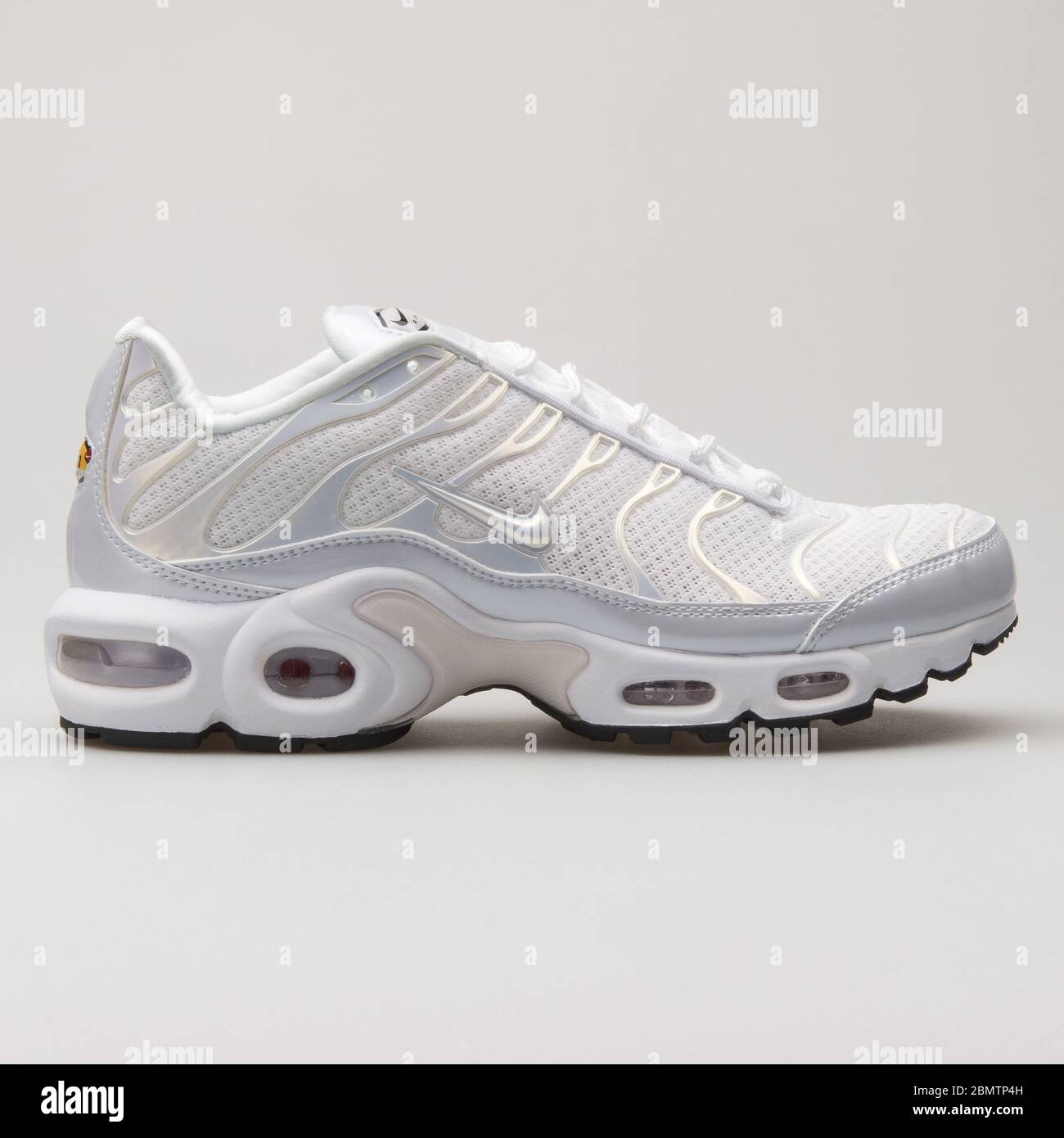 mineral Industrializar recibo VIENNA, AUSTRIA - FEBRUARY 19, 2018: Nike Air Max Plus Premium white  sneaker on white background Stock Photo - Alamy