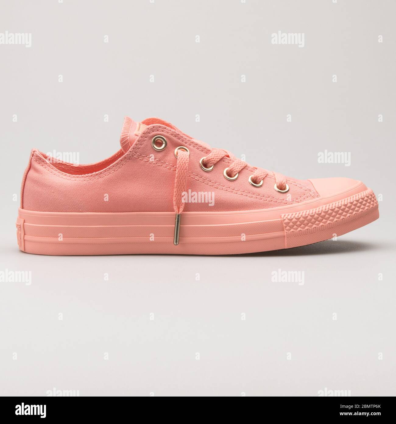 Converse trainers pink hi-res stock photography and images - Alamy