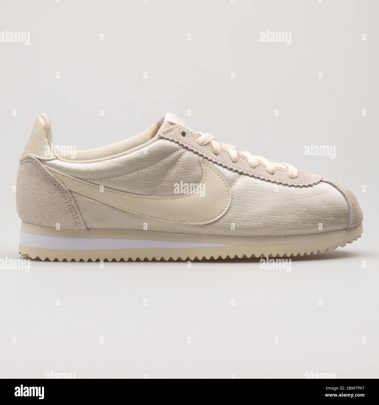 nike cortez nylon beige