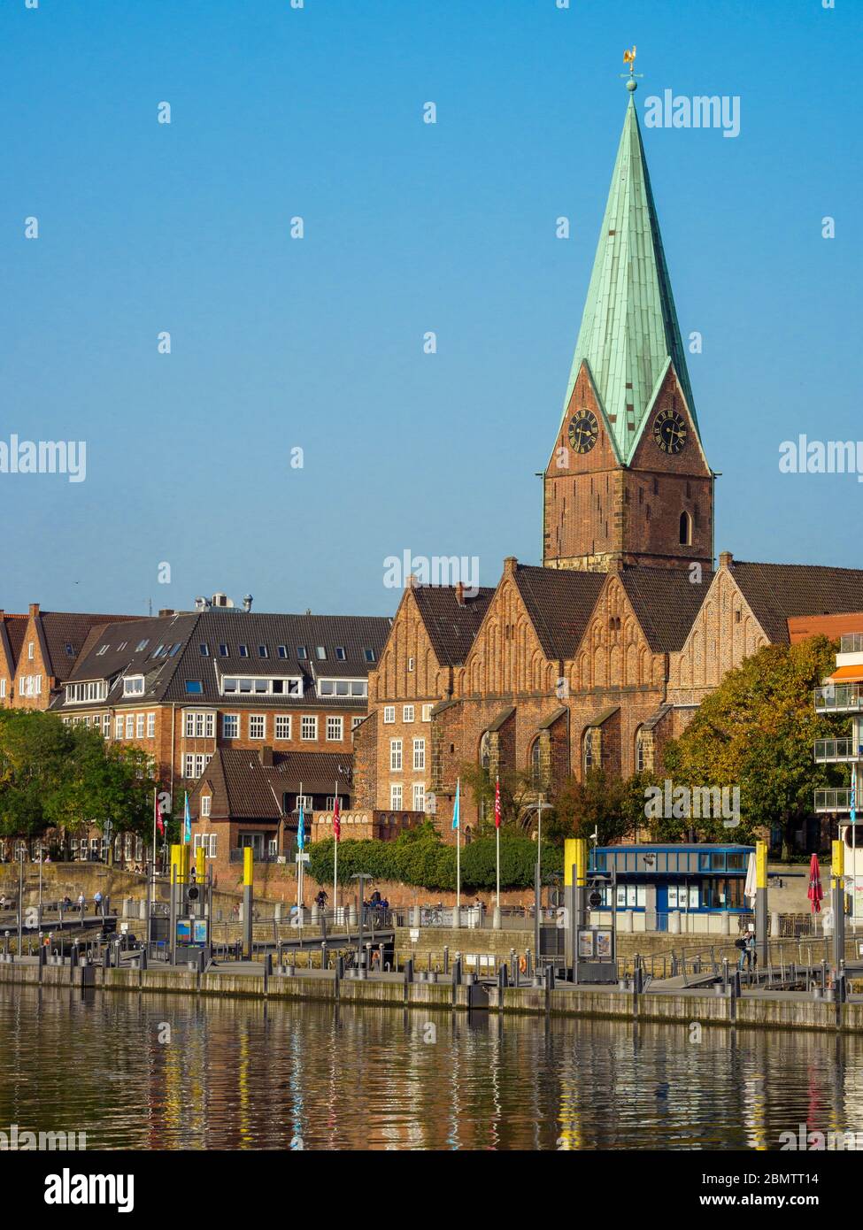 Blick auf  Innenstadt über die Weser mit St. Martini, Bremen, Deutschland Stock Photo