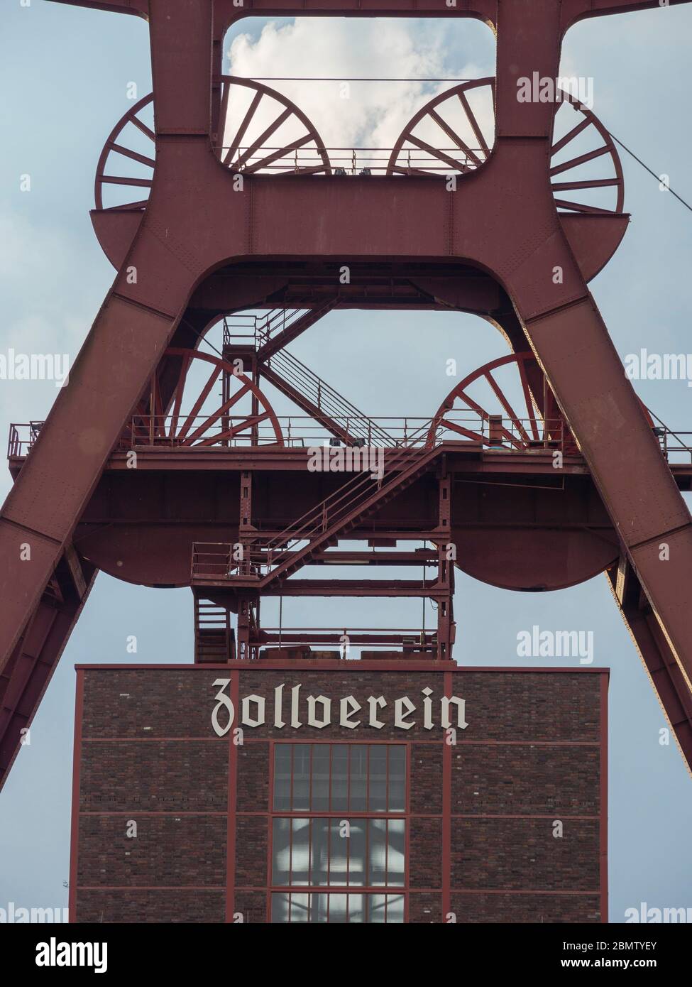 Zeche Zollverein, Förderturm Schacht XII, UNESCO Welterbe, Essen, Ruhrgebiet, NRW, Deutschland  Rechtl. Hinweis: Veröffentlichung für redaktionelle Zw Stock Photo