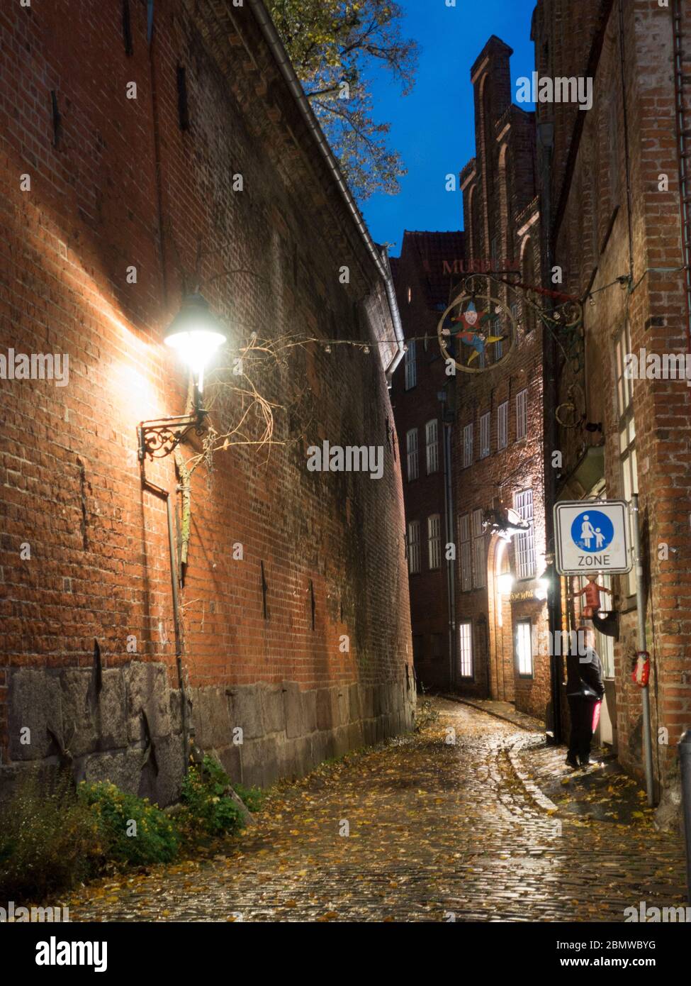 Altstadt bei Dämmerung, Altstadtgasse Kolk, Lübeck, Schleswig-Holstein, Deutschland Stock Photo