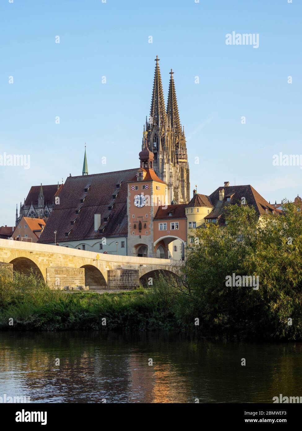 Steinerne Brücke, Donau, Altstadt von Regensburg mit Dom, UNESCO Welterbe, Bayern, Deutschland Stock Photo
