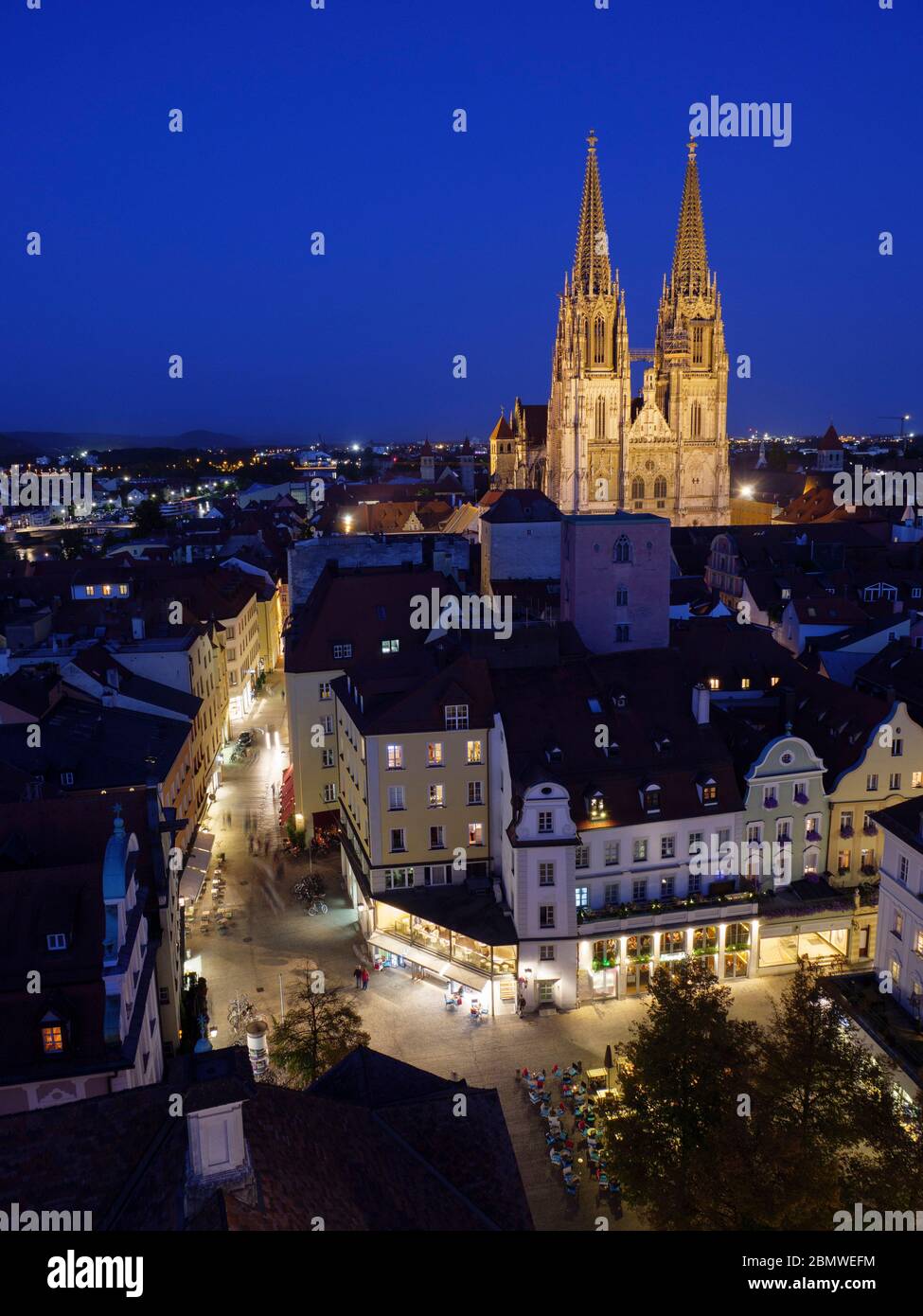 Regensburg, Altstadt, Blick auf Kohlenmarkt und Dom bei Dämmerung, UNESCO Welterbe, Bayern, Deutschland Stock Photo