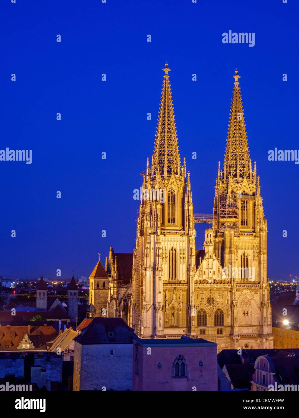 Regensburg, Altstadt, Blick auf Dom bei Dämmerung, UNESCO Welterbe, Bayern, Deutschland Stock Photo