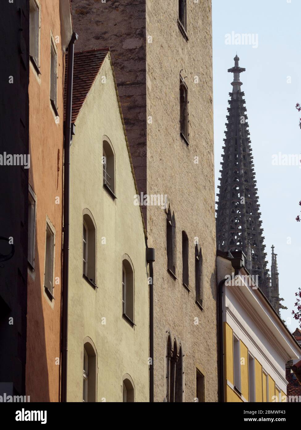 Regensburg, Altstadtgasse mit Löblturm und Dom, UNESCO Welterbe, Bayern, Deutschland Stock Photo