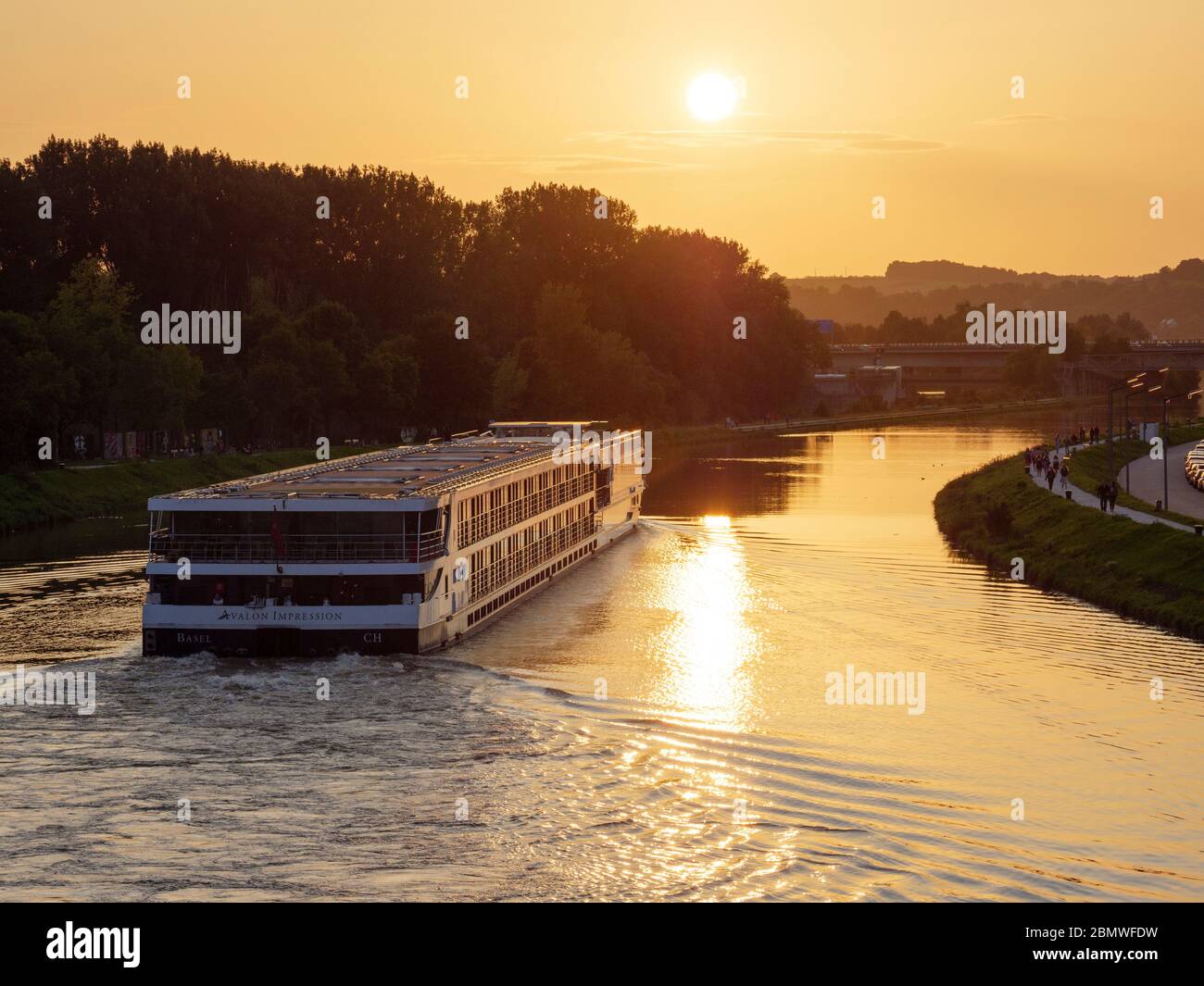 Regensburg, Hotelschiff auf der Donau bei Sonnenuntergang, Bayern, Deutschland Stock Photo
