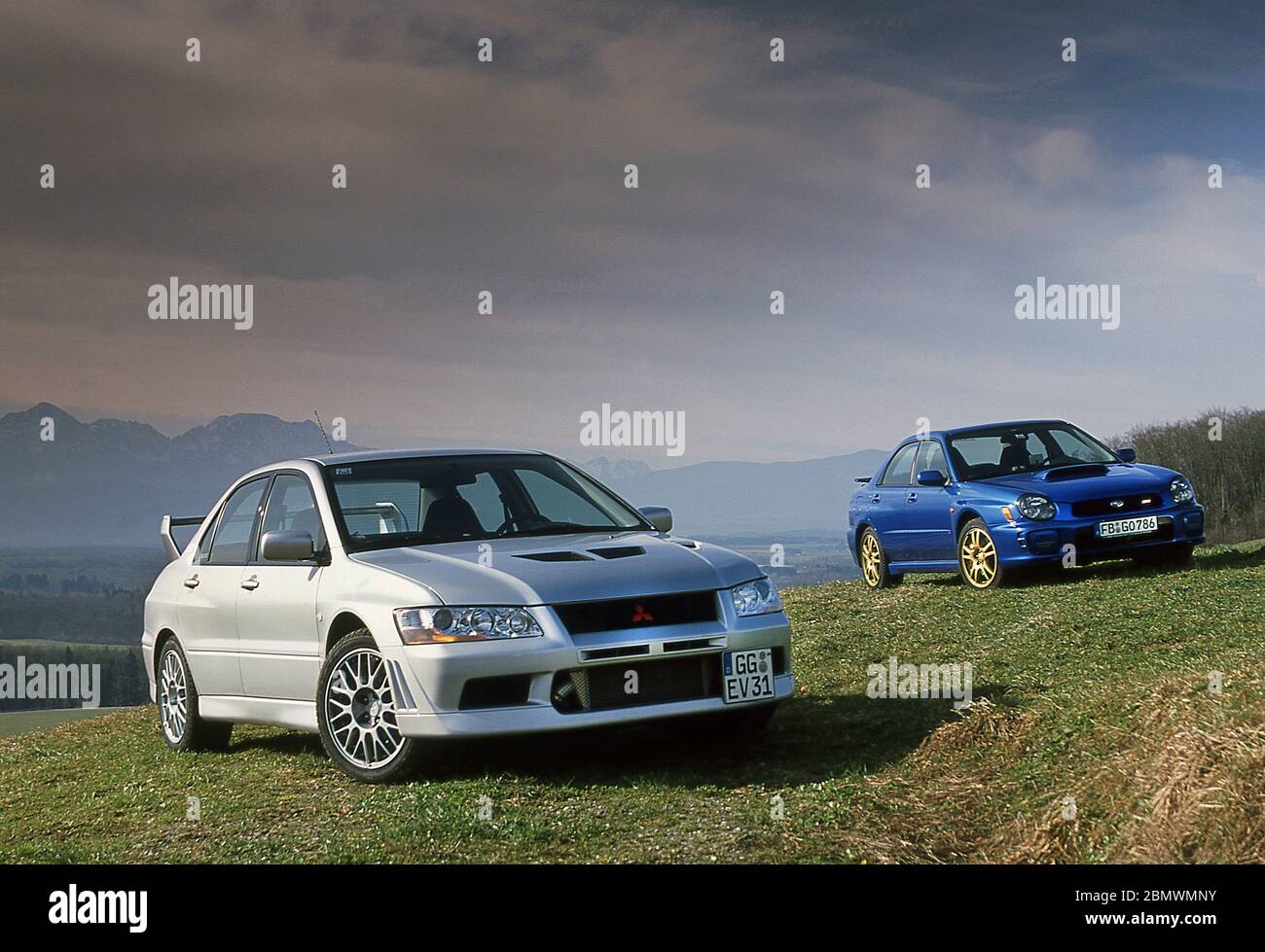 2002 Mitubishi EVO VII (Silver) and Subaru Impretza WRX STi (Blue) Stock Photo