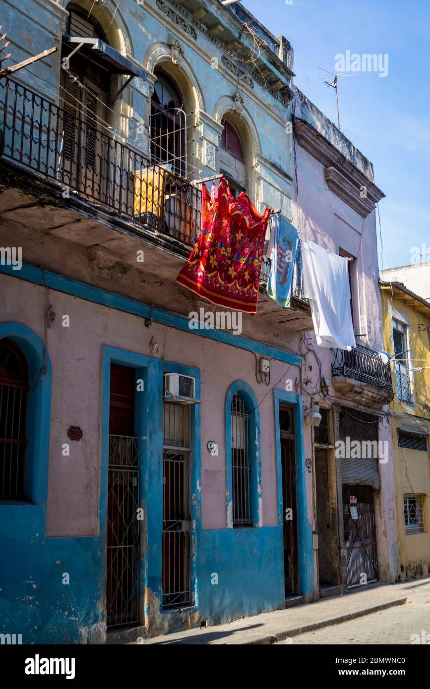 House with washing on line in the Old City Centre, Havana Vieja, Havana, Cuba Stock Photo