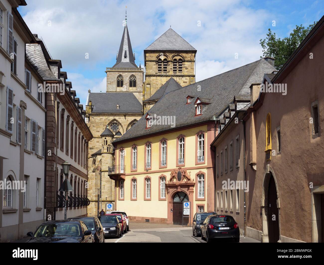 Liebfrauenstraße und Liebfrauenkirche, Trier, UNESCO Welterbe, Rheinland-Pfalz, Deutschland Stock Photo
