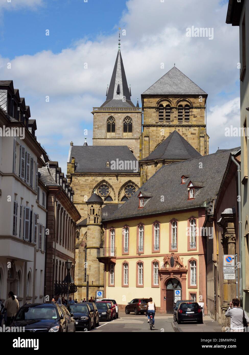 Liebfrauenstraße und Liebfrauenkirche, Trier, UNESCO Welterbe, Rheinland-Pfalz, Deutschland Stock Photo
