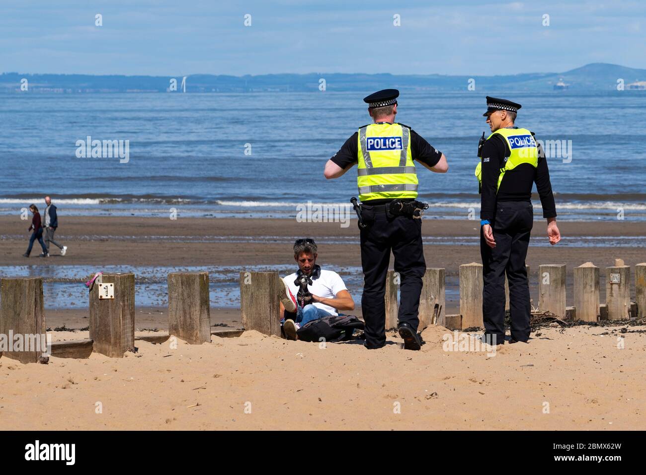 Members of public sitting on seats or benches hi-res stock photography and  images - Alamy