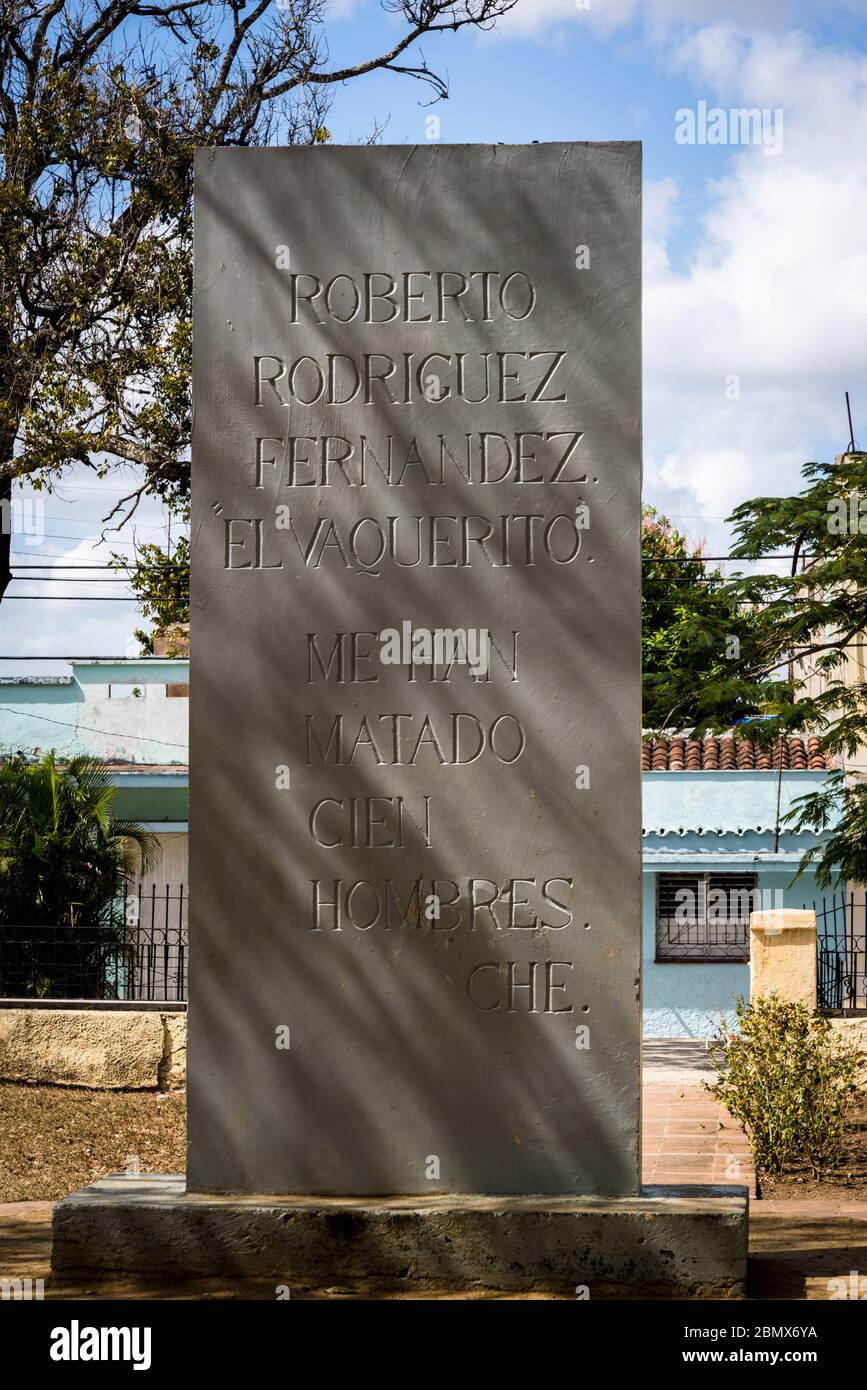 Monument to Cuban revolutionary Roberto Rodríguez Fernández, El Vaquerito with the Quote of Che Guevara praising him how many people he killed, Santa Stock Photo