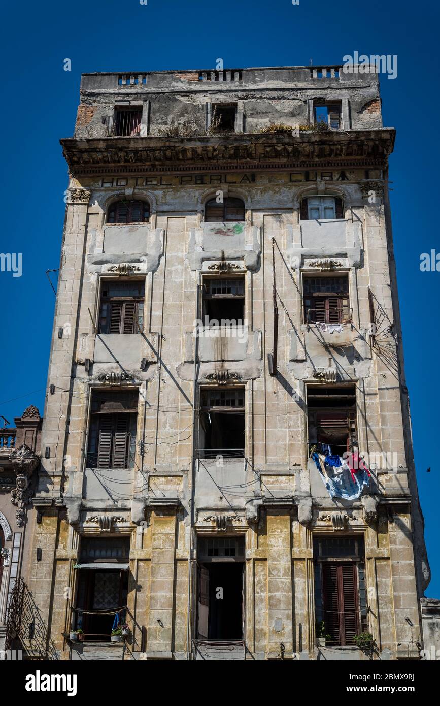 Dilapidated Hotel Perla de Cuba with some washing drying in the window, Chinatown , Havana Centro, Havana, Cuba Stock Photo