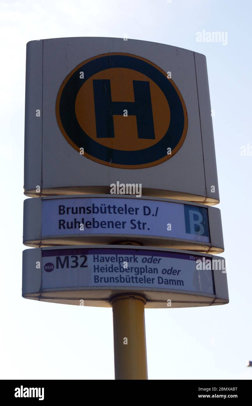 Die in Berlin-Spandau befindliche BVG-Bushaltestelle Brunsbütteler Damm Ecke Ruhlebener Straße. Stock Photo