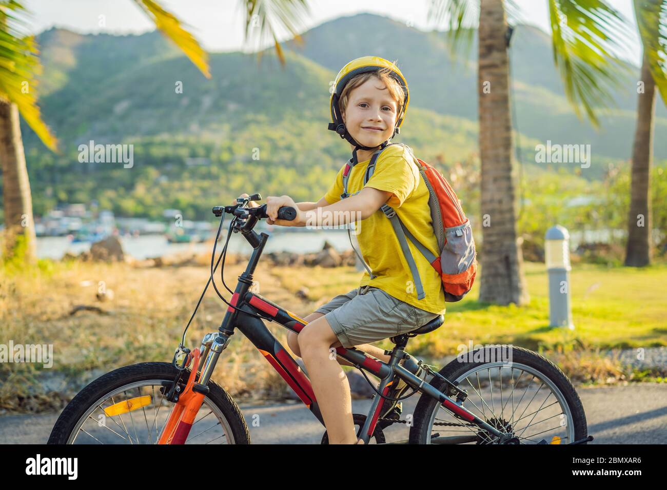 Kids bike backpack school hi res stock photography and images Alamy