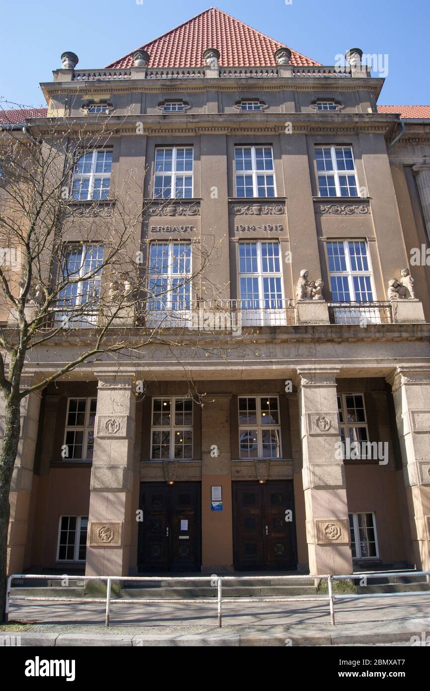 Das Lily-Braun-Gymnasium in Berlin-Spandau. Stock Photo