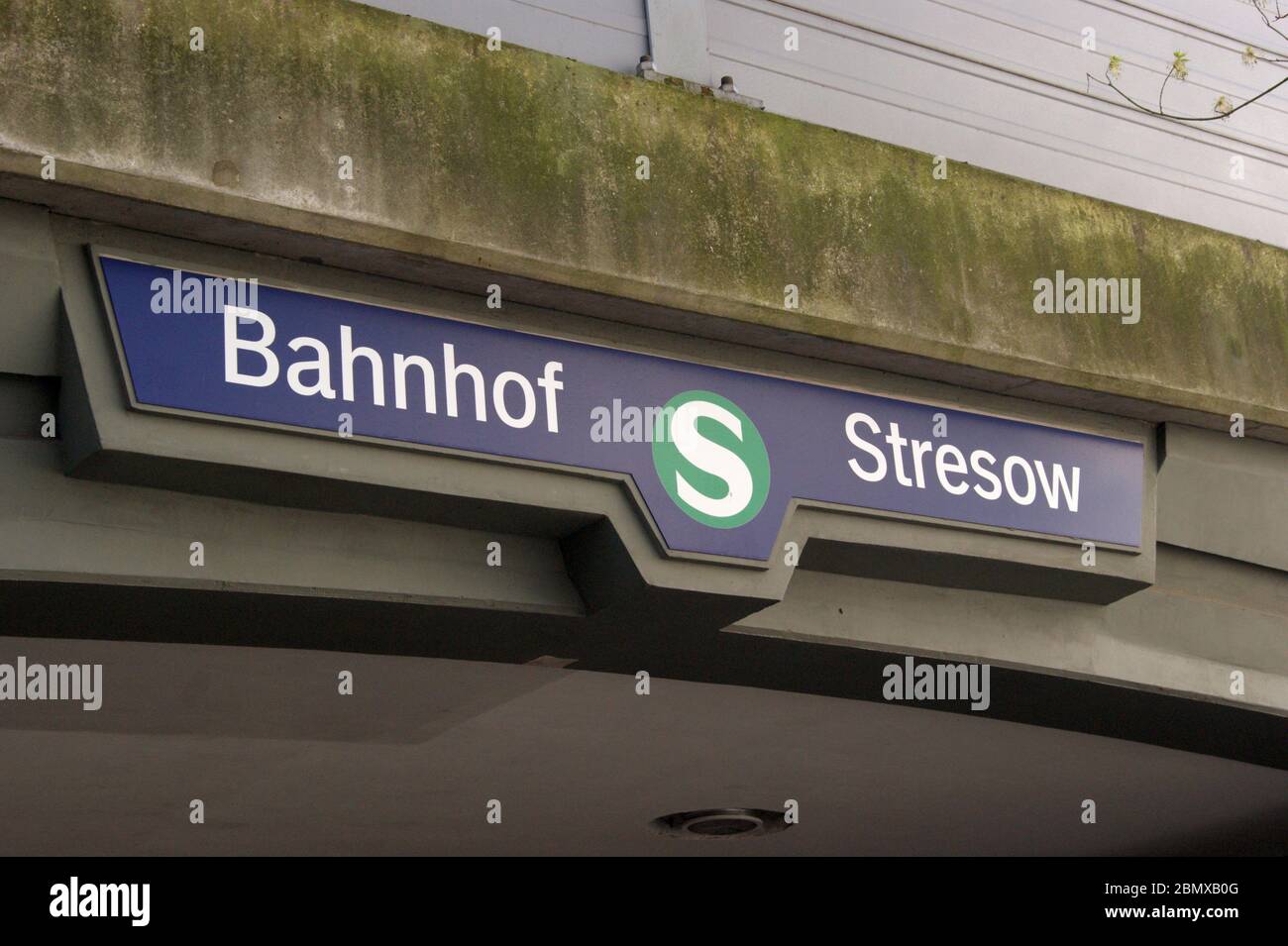 Der an der Straße Freiheit gelegene S-Bahnhof Berlin-Stresow, vormals Fernbahnhof Berlin-Spandau. Stock Photo