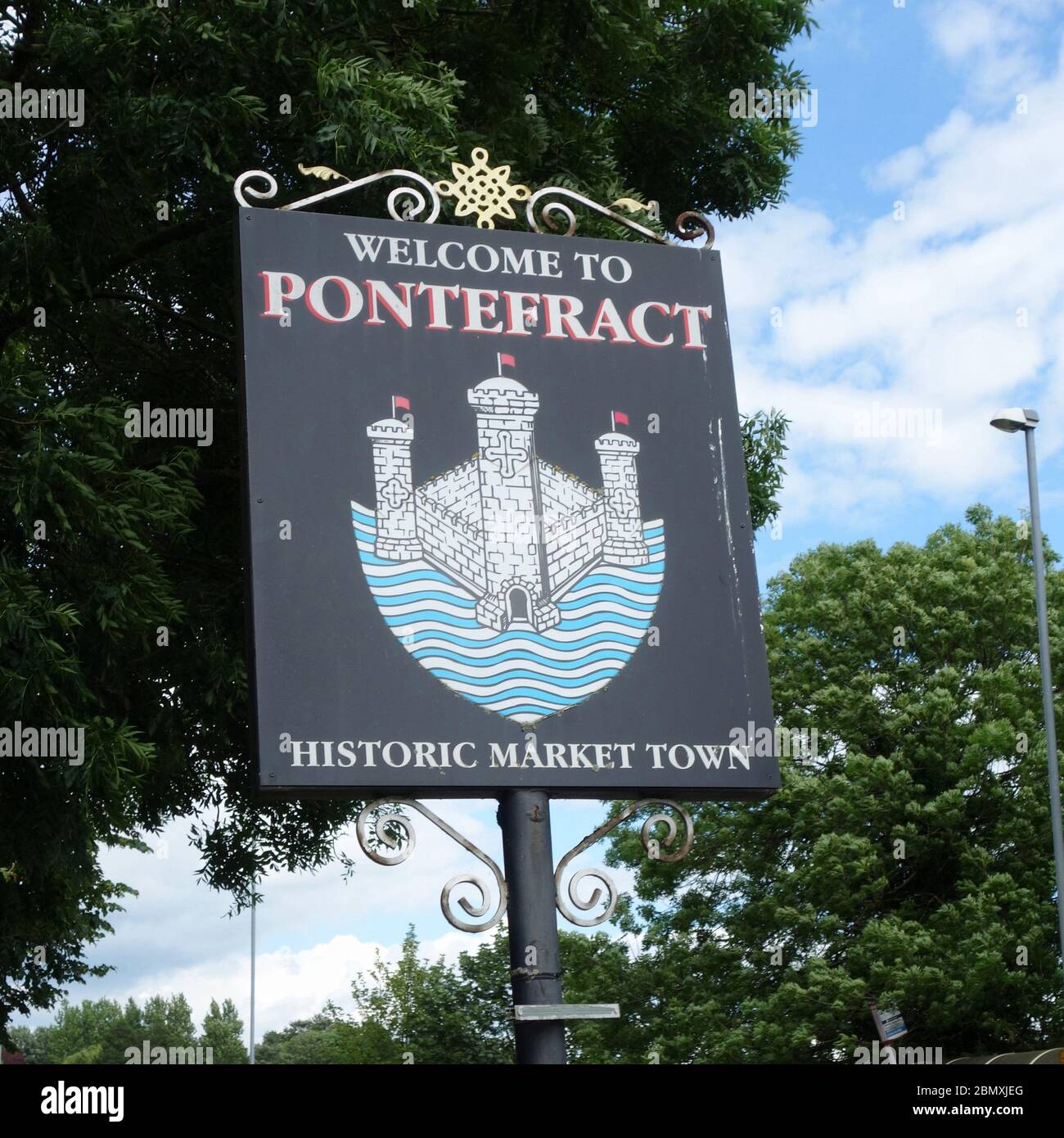 The Welcome To Pontefract sign which greats visitors arriving in Pontefract via Wakefield Road. Stock Photo