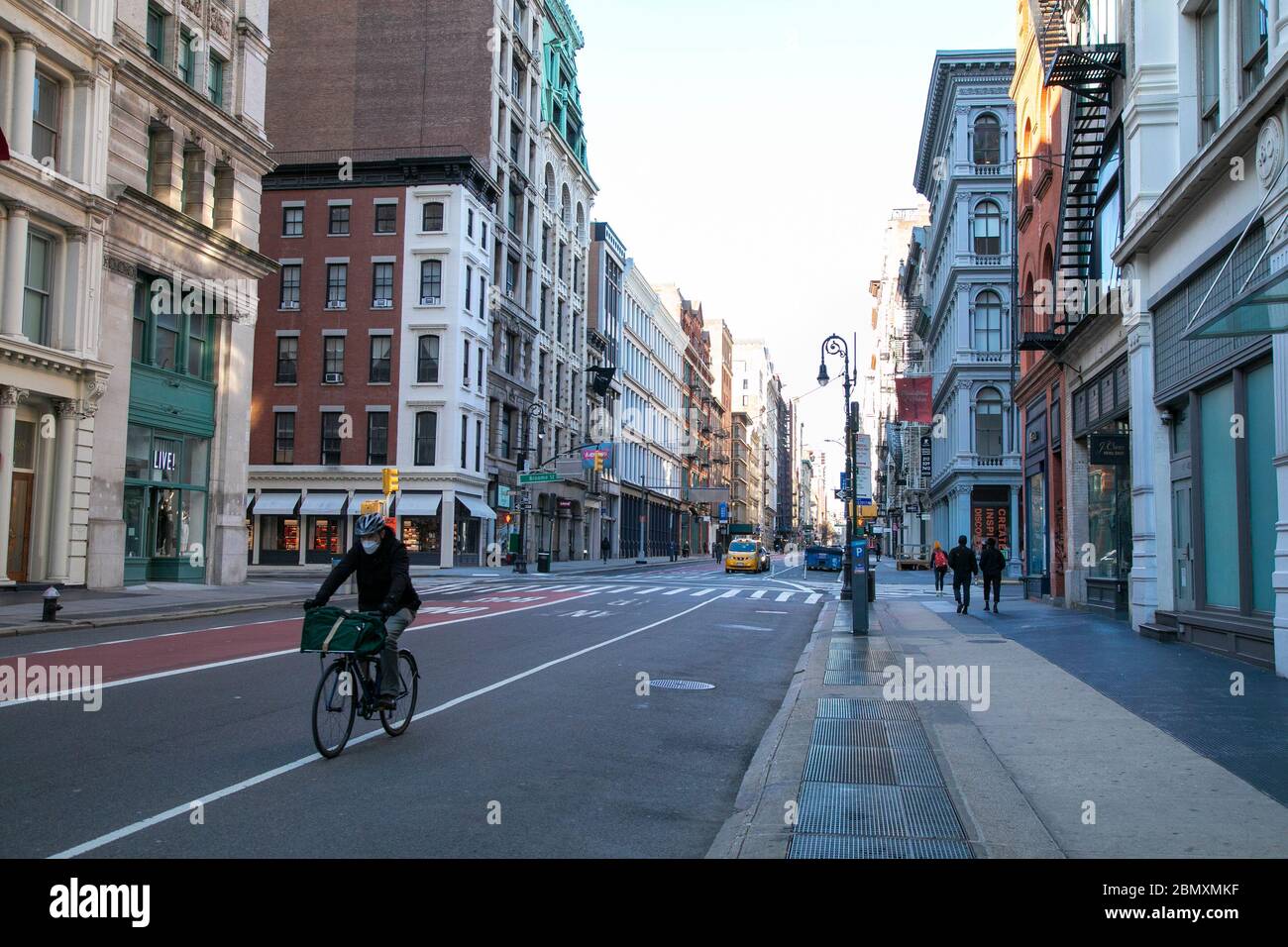 City streets empty hi-res stock photography and images - Alamy