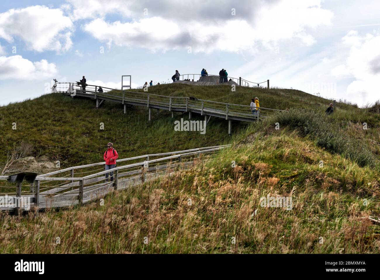 Die weisse Duene von Norderney ist auch in der Nebensaison ein beliebter Aussichtspunkt. Touristen auf dem Weg zum Aussichtspunkt bzw. kommen von ihm. Stock Photo