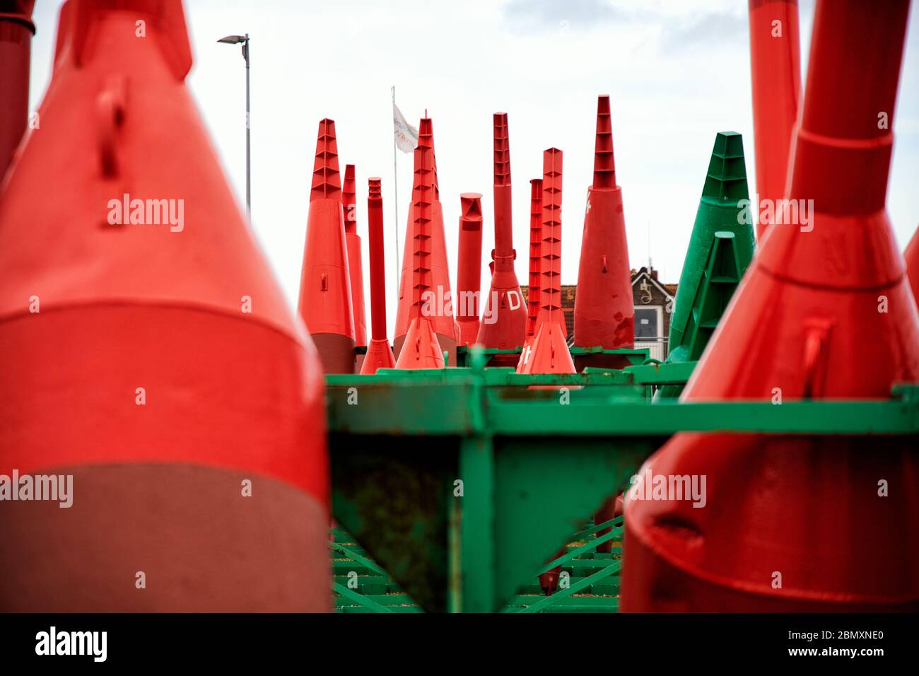 Bojen im Norderneyer Hafen liegen auf dem Trockenen Stock Photo