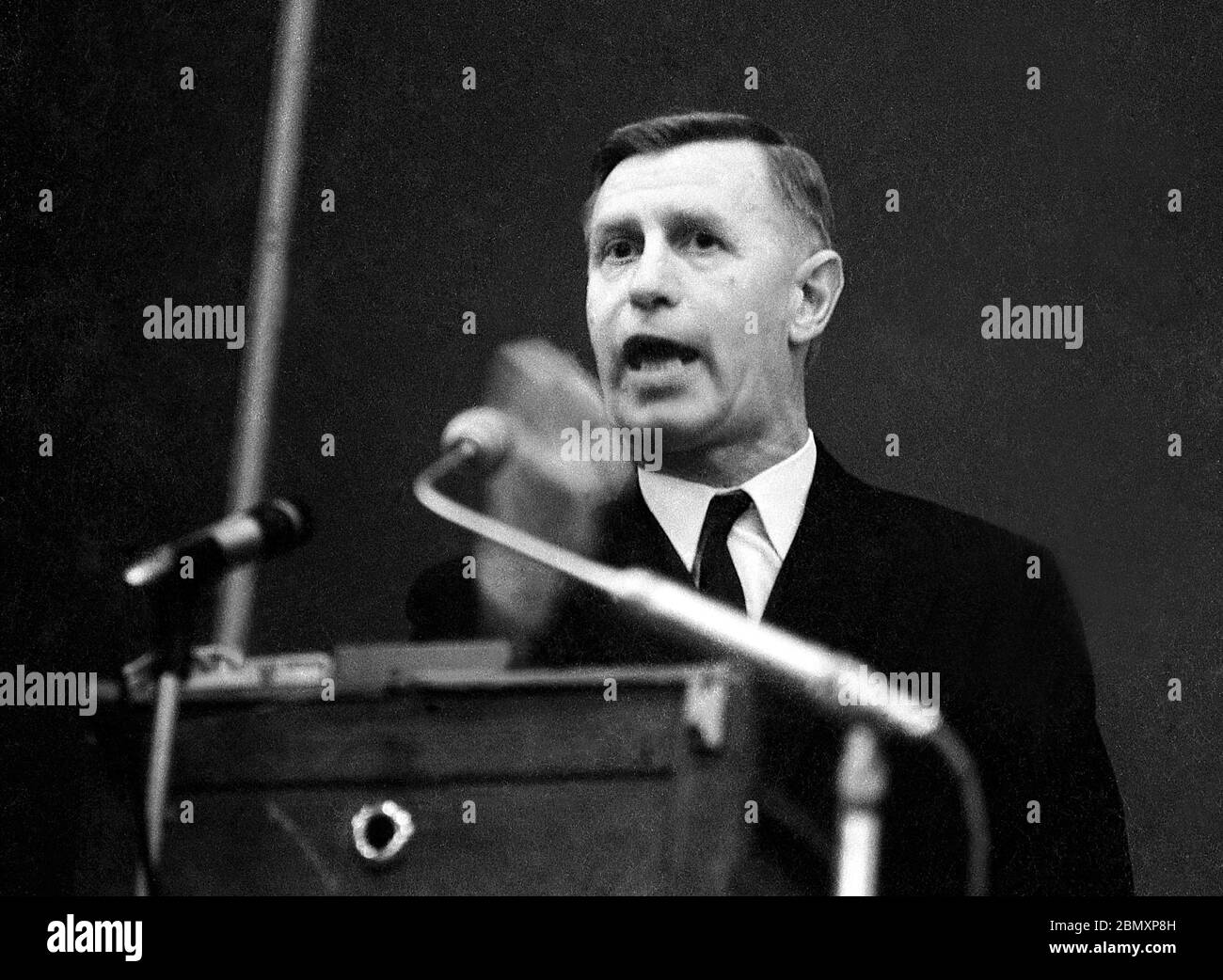 Jeffrey Hamm, General Secretary of Oswald Mosley’s fascist Union Movement, faces his critics at a special Parliamentary Night debate in Bristol University’s Students Union on 23 January 1970.  A panel of four speakers had been invited to discuss how best to tackle Britain’s problems in the 1970s and there were protests over his inclusion at the start of the meeting, with two students walking out.  The other panellists were Adam Buick, of the Socialist Party; author John Creasey, head of the All Party Alliance; and Peter Hancock, of the Democrats.  A BBC documentary crew filmed the evening.  La Stock Photo