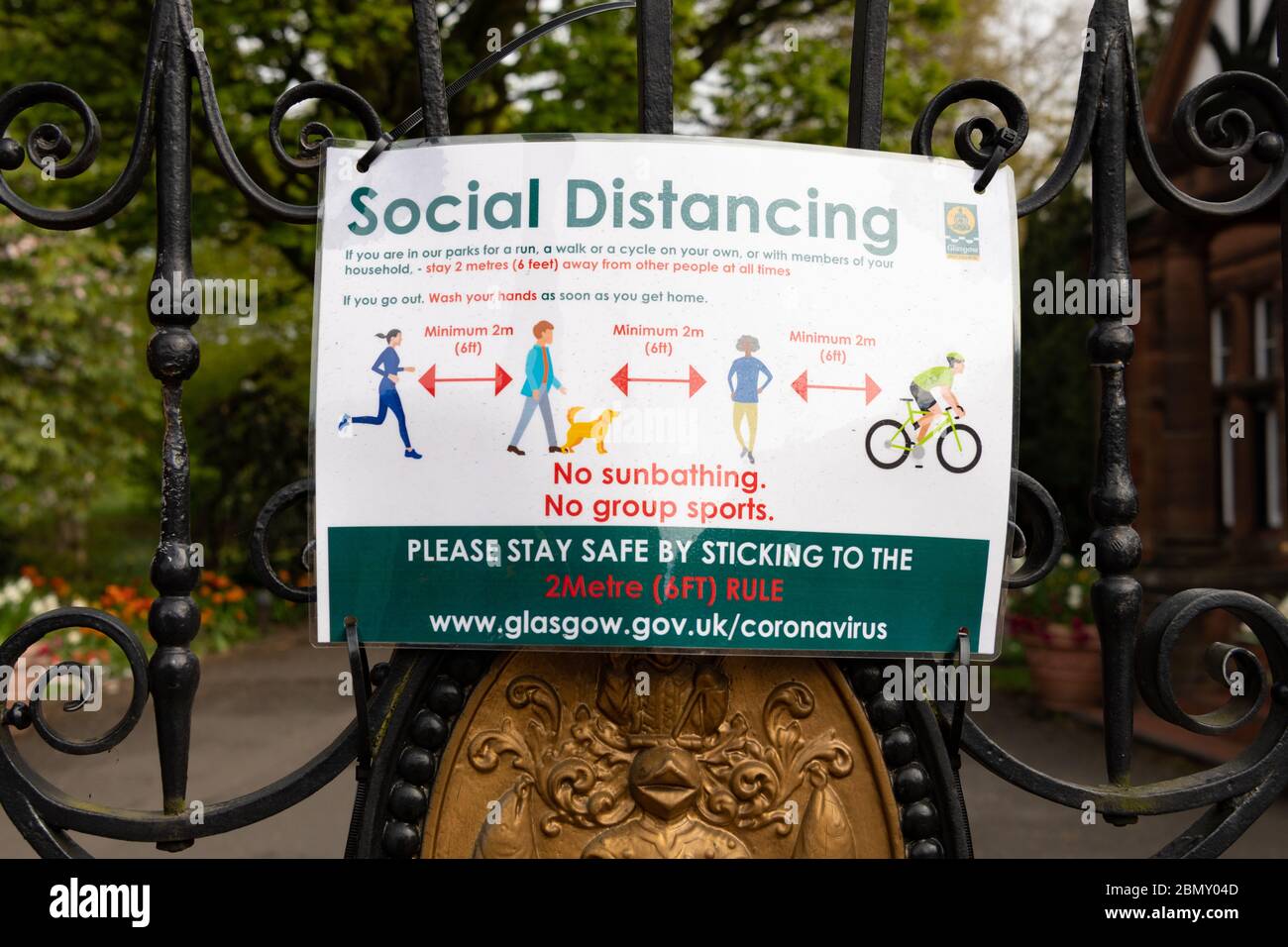 Social Distancing and 2m rule on gates of Glasgow Botanic Gardens, Scotland, UK during coronavirus pandemic 2020 Stock Photo