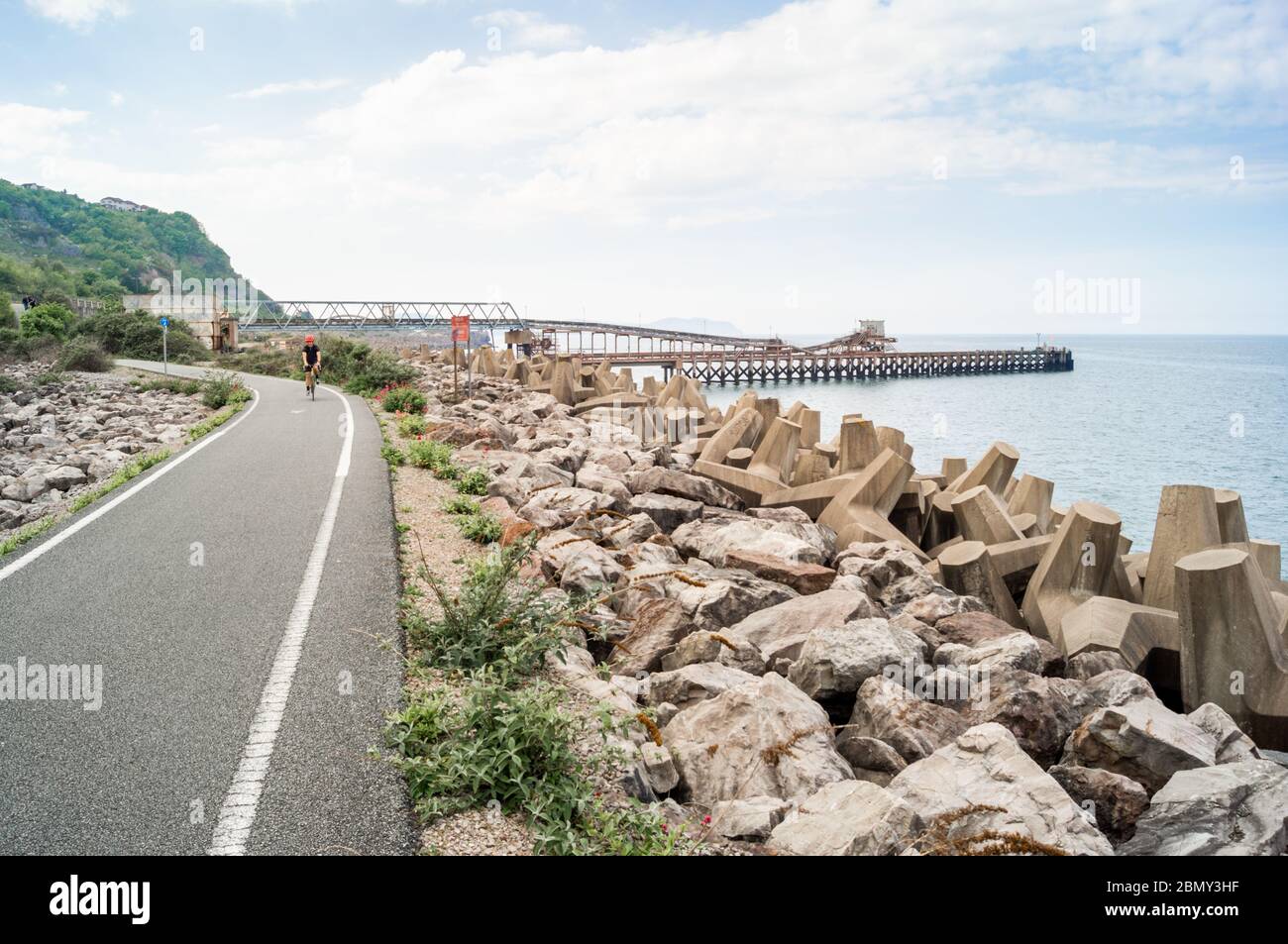 Cycle route path on the North Wales Expressway (A55) next to the breakwater Stock Photo