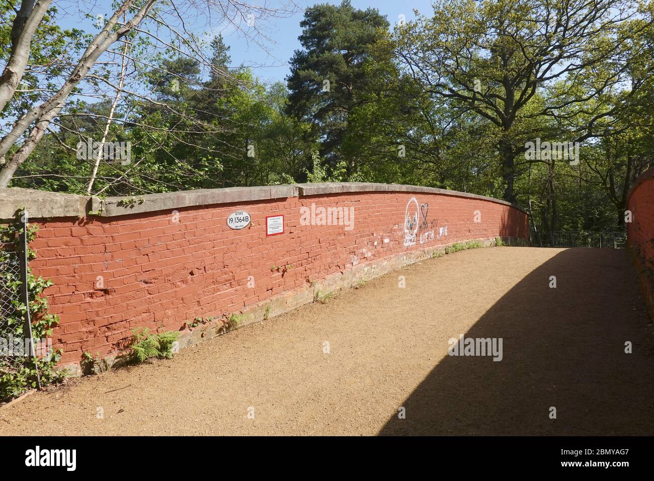 Kiln Bridge over the Railway between Sandhurst & Crowthorne, recently reopened to replace Harvey's Level Crossing which has been closed. Stock Photo