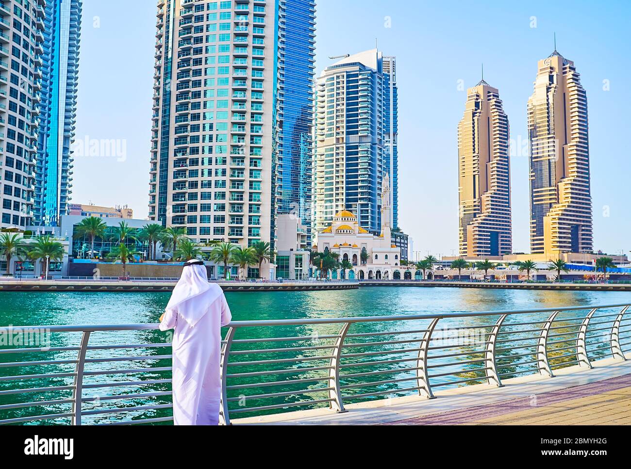 Dubai Uae March 2 2020 The Emirati Man Weared In Traditional White Kandura Thobe And Ghutra Headscarf Stands At The Baluster Of Dubai Marina Stock Photo Alamy