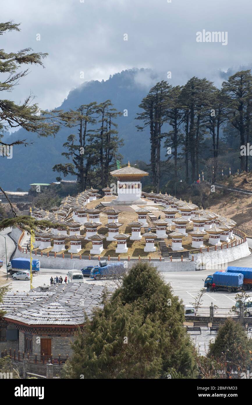 Bhutan, Dochula Pass, Druk Wangyal Khang Zhang Chortens. 108 red-banded aka khangzang chortens built as memorial to Bhutanese soldiers killed in 2003. Stock Photo