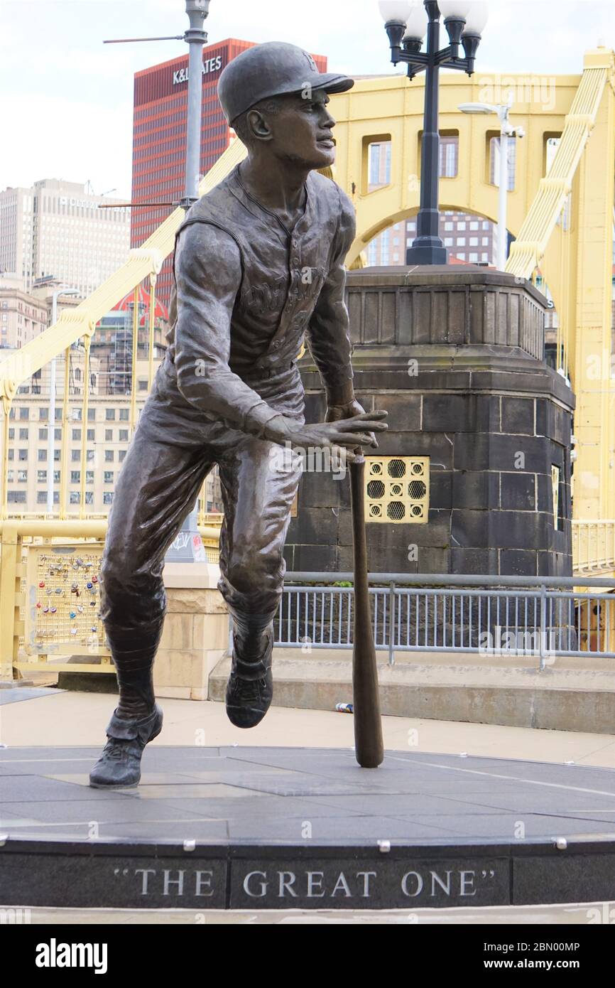 Roberto Clemente statue in City of Pittsburgh Stock Photo - Alamy