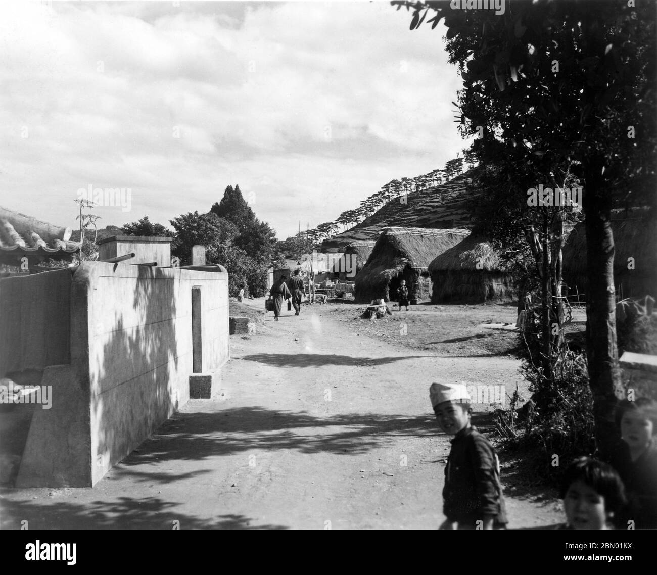 [ 1946 Japan Okinawan Village ] — Houses with thatched roofs in Taira