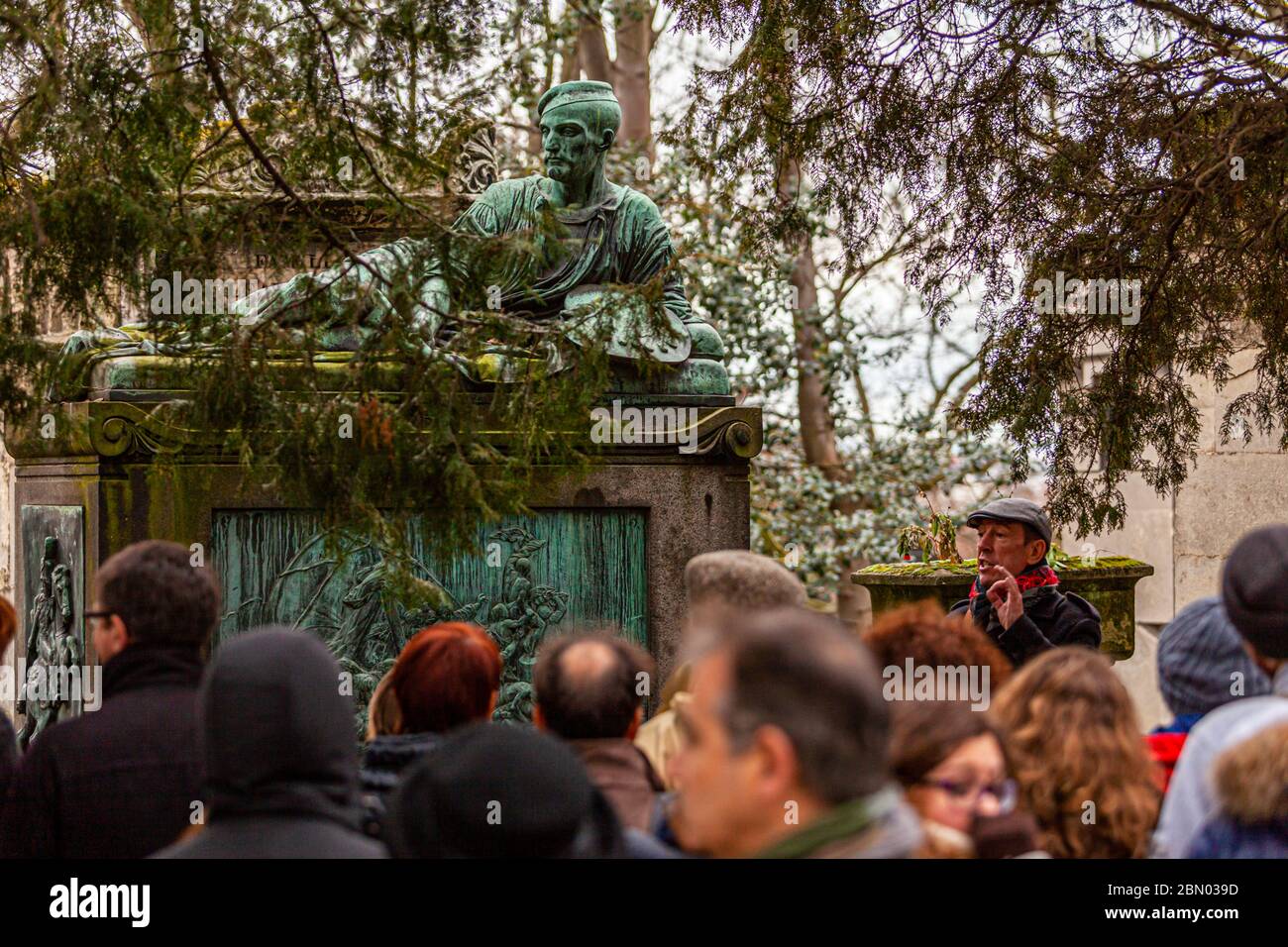 Guided group tour of the cemetery Cimetière du Père-Lachaise in Paris, France Stock Photo