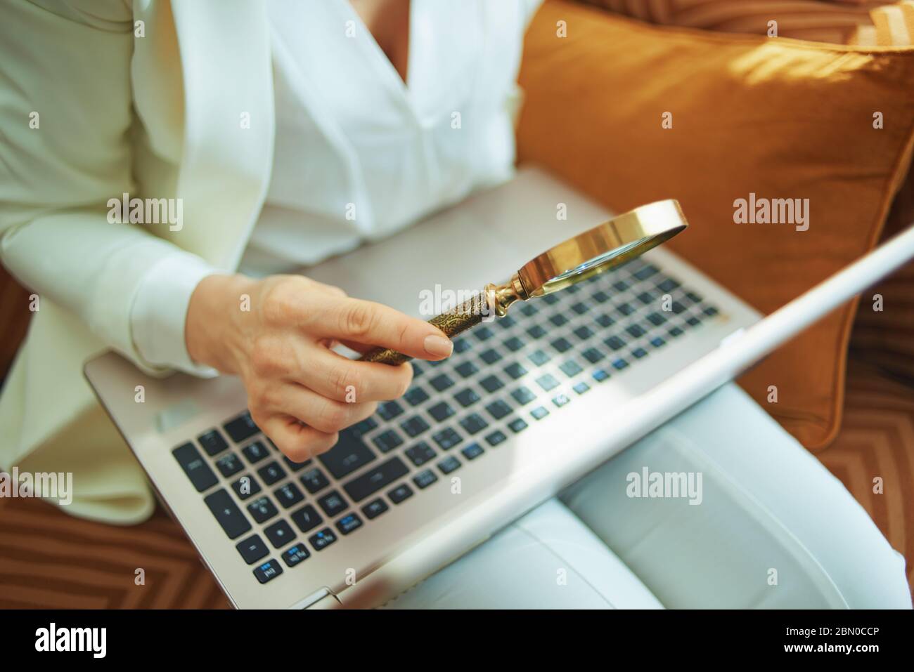 Magnifying glass computer screen hires stock photography and images