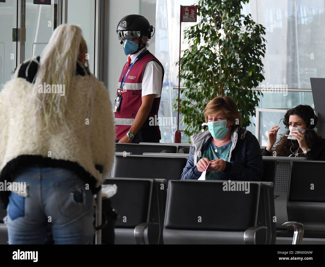 Airport scanner rome hi-res stock photography and images - Alamy