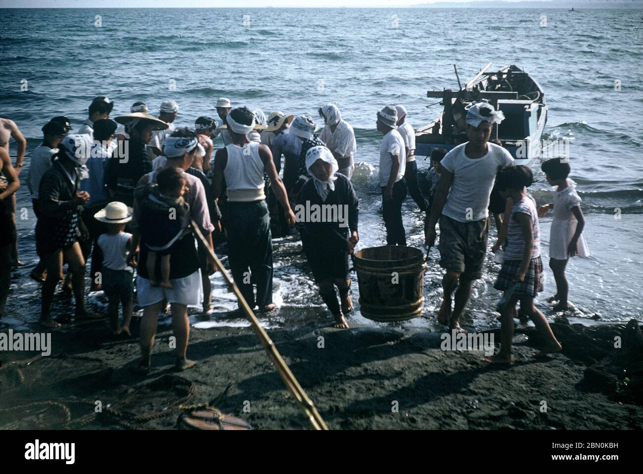 [ 1950s Japan Japanese Fishermen at Work ] — Japanese fishermen and women at work on the beach