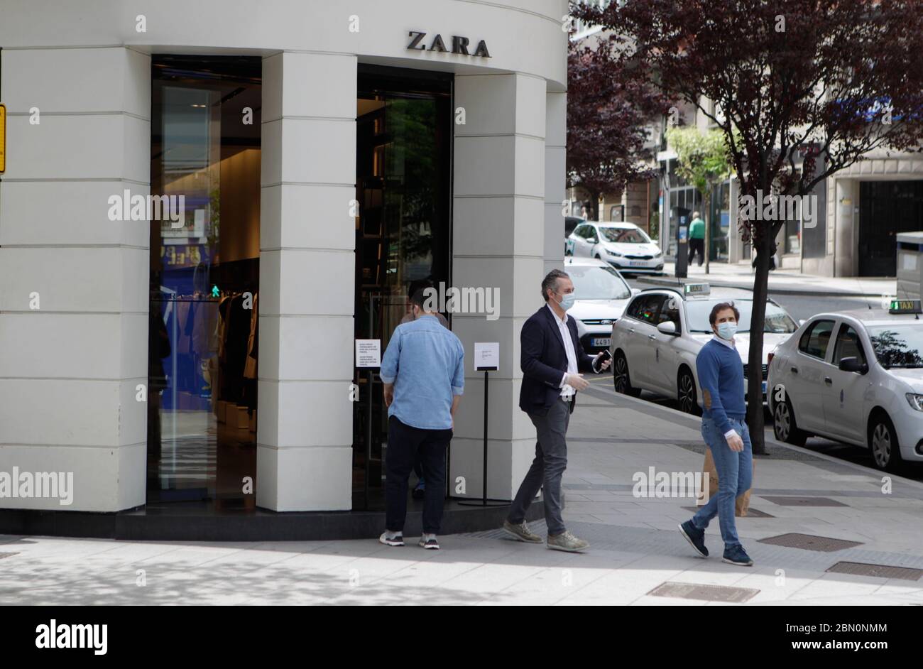 Coruña-Spain. Buyers in the first store opened by the 'Inditex' group,  under the name 'Zara' after reopening today after being closed by the  covid-19 Stock Photo - Alamy