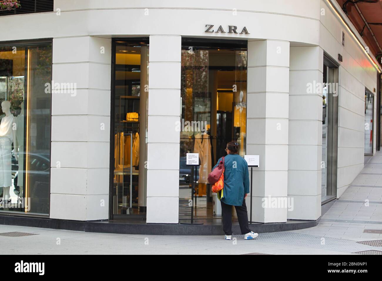 Coruña-Spain. Buyers in the first store opened by the 'Inditex' group ...