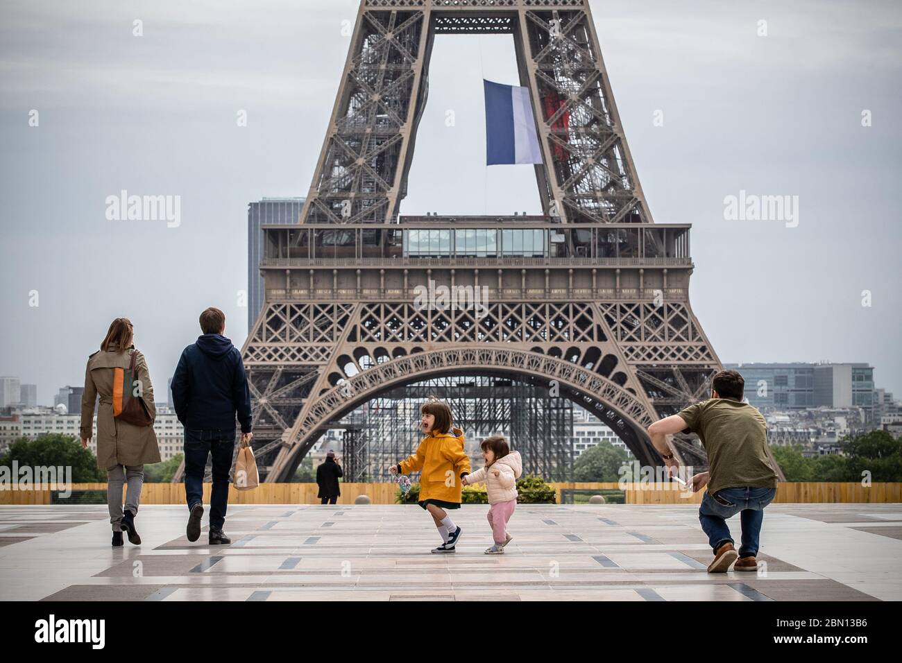 Paris, France. 11th May, 2020. People enjoy themselves at the Trocadero Palace in Paris, France, May 11, 2020. France on Monday cautiously started a gradual process to return to normalcy, easing some restrictions while maintaining others to avoid a new epidemic wave. Credit: Aurelien Morissard/Xinhua/Alamy Live News Stock Photo