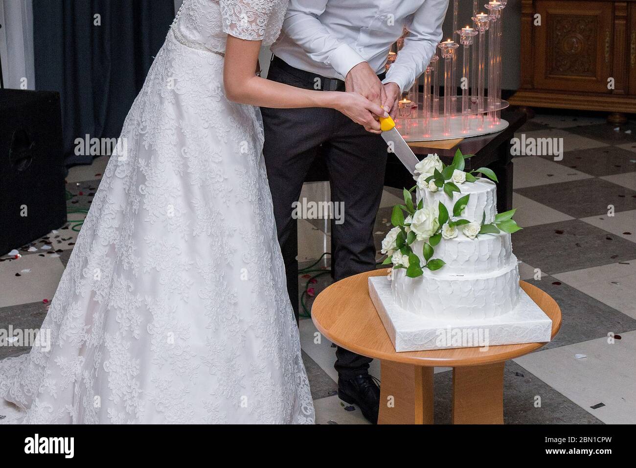 the bride and groom cut a wedding cake Stock Photo Alamy