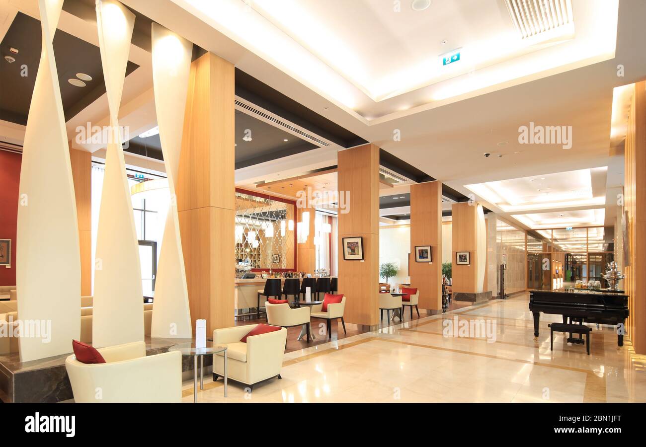 Cozy hotel lobby hi-res stock photography and images - Alamy