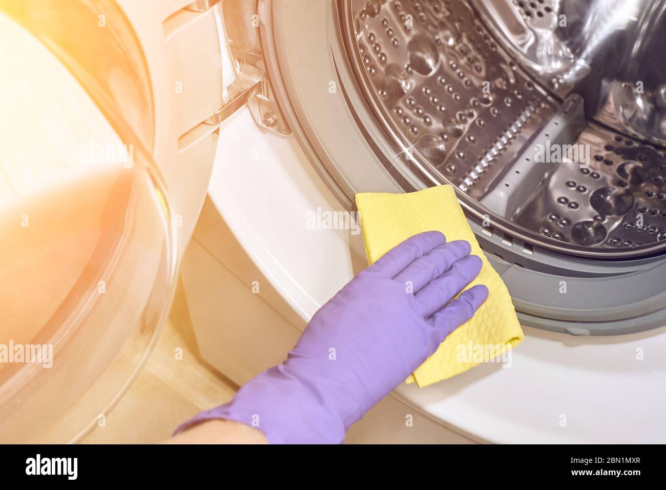 Washing by hand laundry sink hires stock photography and images Alamy