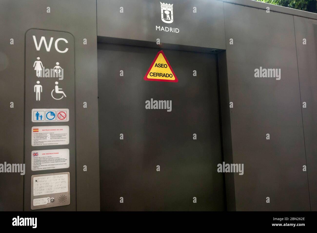 Madrid, Spanien. 10th May, 2020. Closed public toilet on the 57th day since the state of emergency was imposed by the Spanish government due to the corona crisis. Madrid, May 10th, 2020 | usage worldwide Credit: dpa/Alamy Live News Stock Photo