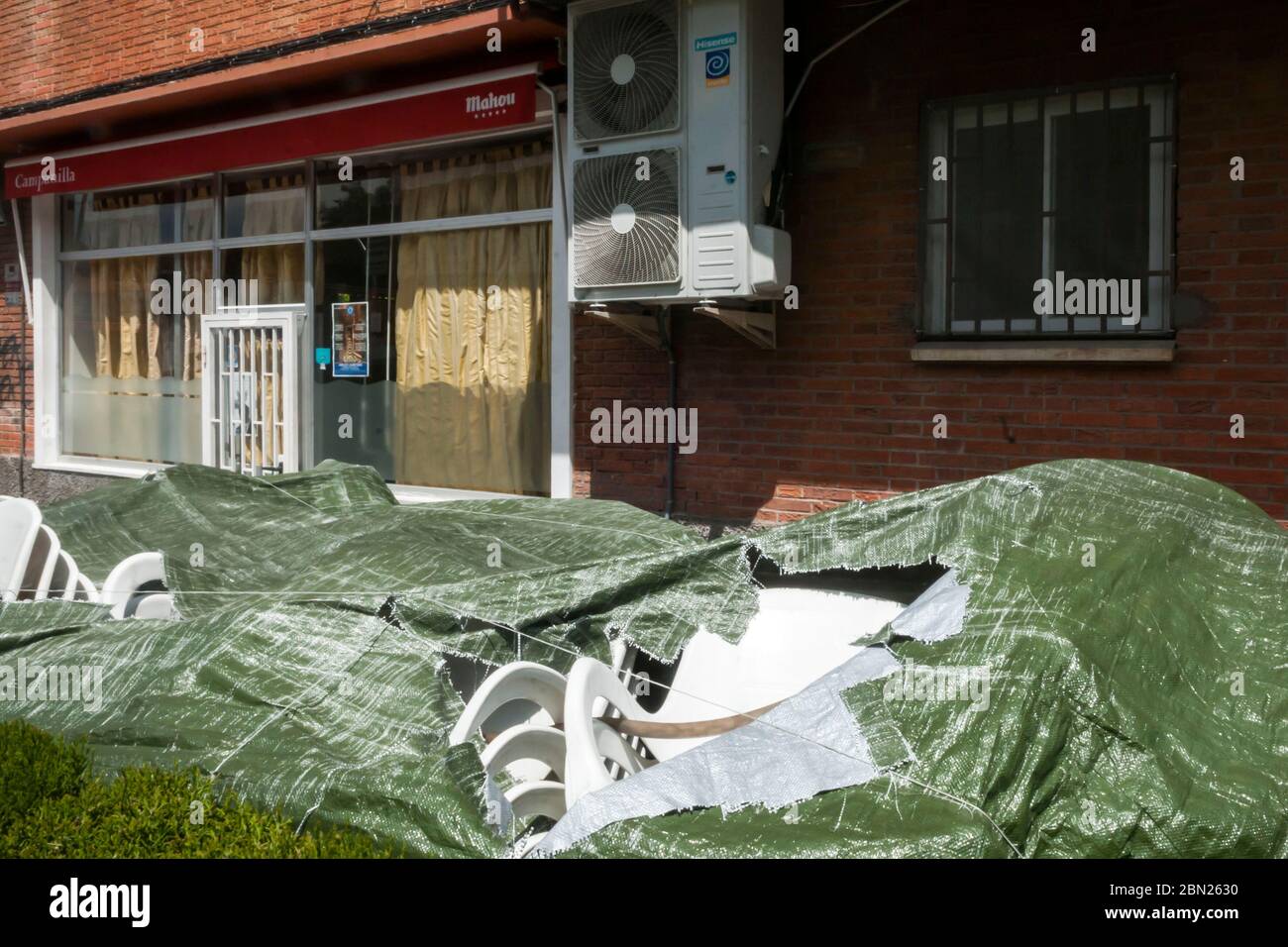 Madrid, Spanien. 10th May, 2020. Closed restaurant on the 57th day since the Spanish government imposed a state of emergency due to the corona crisis. Madrid, May 10th, 2020 | usage worldwide Credit: dpa/Alamy Live News Stock Photo