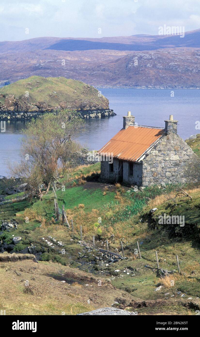 Abandoned croft next to Loch Shiphoirt Maraig; Harris; Outer Hebrides; Scotland May 1999 Stock Photo