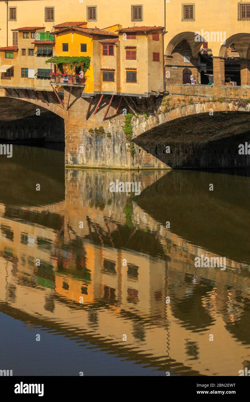 I/Toskana/Florenz: Spiegelung der Ponte Vecchio im Arno Stock Photo
