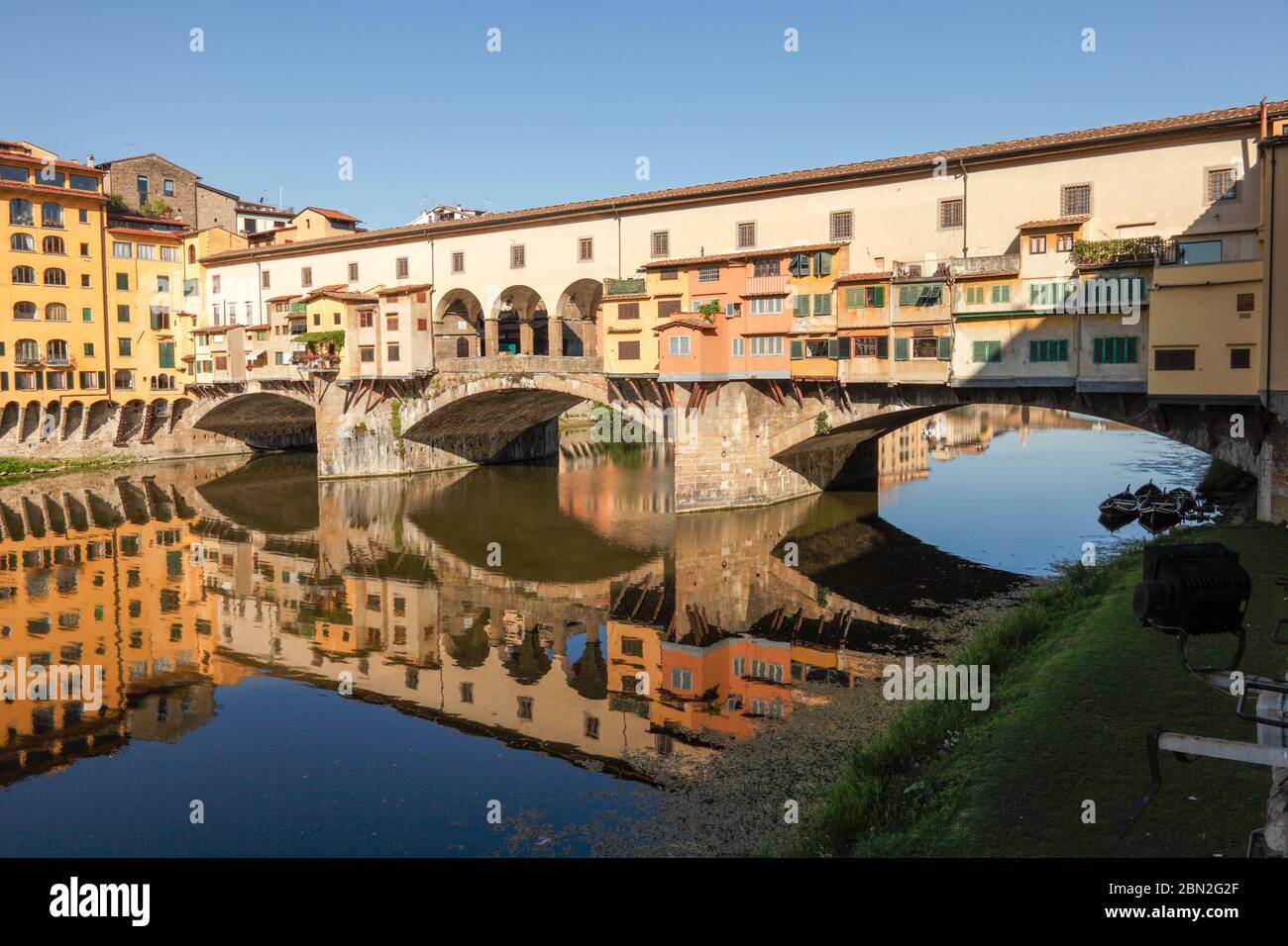 I/Toskana/Florenz: Spiegelung der Ponte Vecchio im Arno Stock Photo